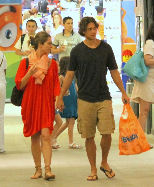 Letícia Spiller e família no shopping (Foto: agnews)