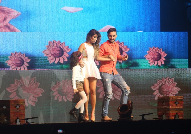 Paula Fernandes com fã no palco durante show em SP (Foto: EGO)