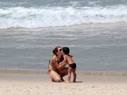 Mariah Rocha curte praia com o filho