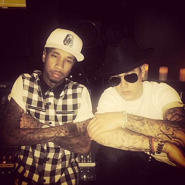 Justin Bieber com amigo em estúdio (Foto: Instagram/ Reprodução)