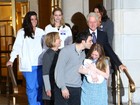 Bill Clinton posa com a filha e a neta na saída da maternidade em NY