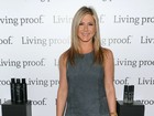 Jennifer Aniston usa vestido curto em evento em Nova York