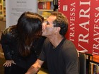 Malu Mader beija Tony Bellotto em lançamento de livro no Rio