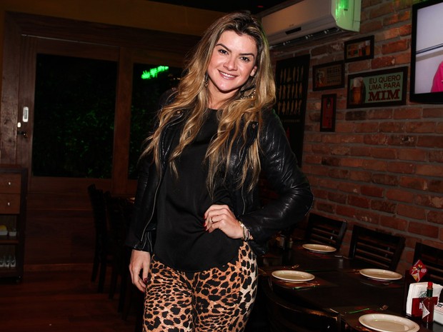 Mirella Santos em restaurante em São Paulo (Foto: Manuela Scarpa/ Foto Rio News)