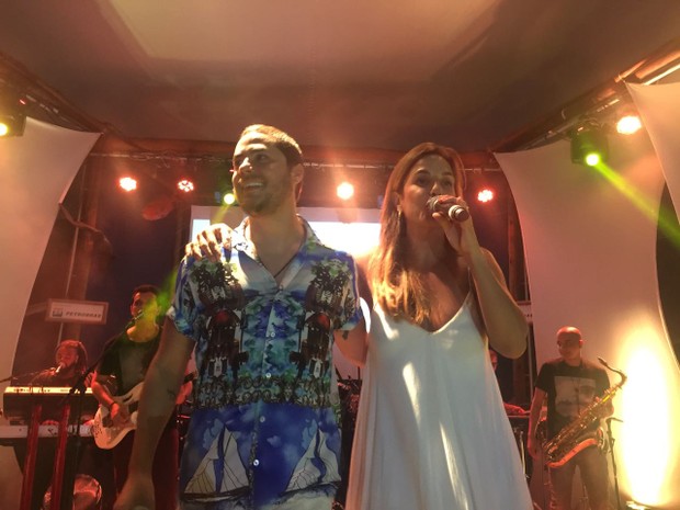 Levi Lima e Ivete Sangalo em show na Praia do Forte, na Bahia (Foto: Divulgação)