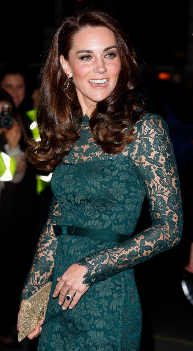 Kate Middleton usa vestido longo verde em baile de gala (Foto: Getty Image)