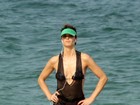 Fernanda Lima se exercita em praia do Rio e deixa à mostra corpo em forma