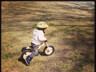 Luciana Gimenez posta foto do filho caçula andando de bicicleta
