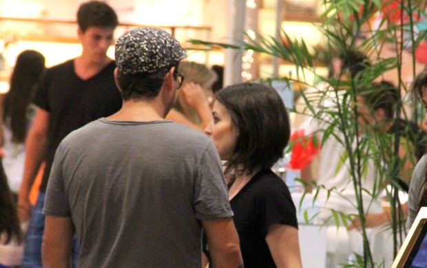 Alexandre Nero e a namorada em shopping do Rio (Foto: Marcus Pavão / AgNews)