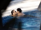 Vanessa Giácomo namora na piscina de hotel