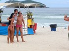 Thiago Lacerda e Cauã Reymond esbanjam energia em praia do Rio 