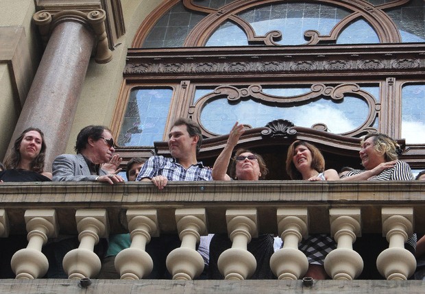 Familiares de Paulo Goulart acenam para fãs no Teatro Municipal (Foto: Celso Tavares/EGO)