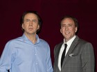 Nicolas Cage posa ao lado de boneco de cera em Paris