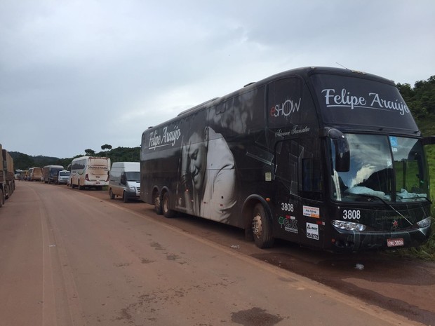 Ônibus de Felipe Araújo está preso na estrada  (Foto: Arquivo Pessoal)