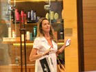 Luana Piovani usa vestidinho leve e deixa pernas de fora em shopping 