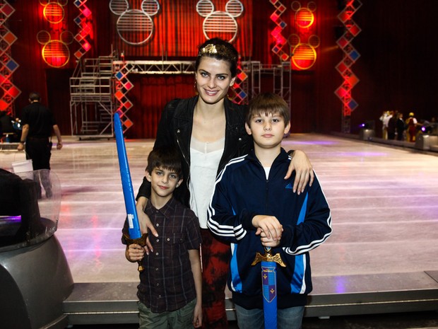 Isabeli Fontana com os filhos com os filhos Zion e Lucas em espetáculo em São Paulo (Foto: Manuela Scarpa/ Foto Rio News)