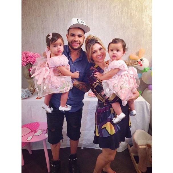 Dentinho e Dani Souza com as filhas gêmeas (Foto: instagram/reprodução)