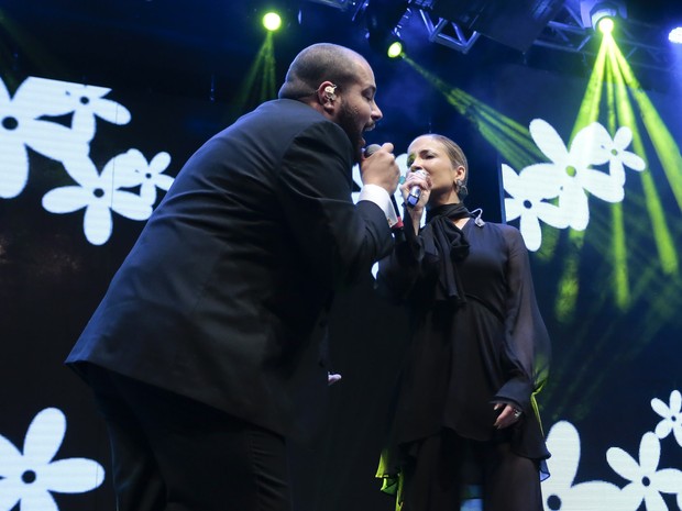 Claudia Leitte e Tiago Abravanel cantam em evento em São Paulo (Foto: Rafael Cusato/ Brazil News)