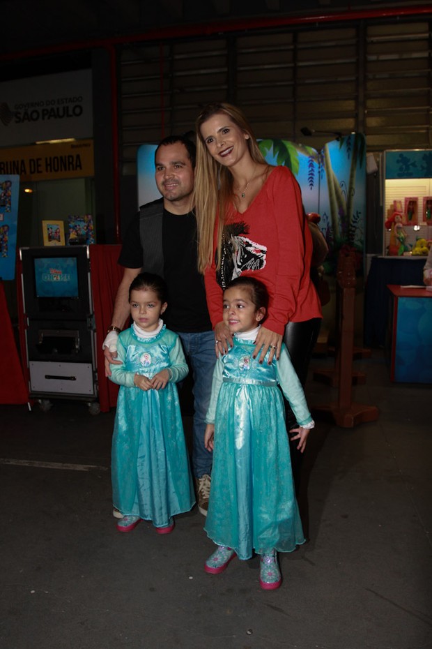 Luciano Camargo leva filhas para espetáculo da Disney (Foto: Cláudio Augusto/Photo Rio News)