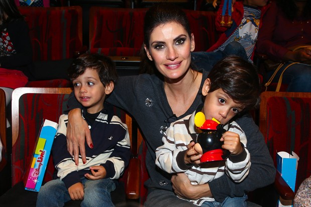 Isabella Fiorentino com os filhos (Foto: Manuela Scarpa / Foto Rio News)