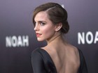 Emma Watson investe em vestido decotado nas costas para ir a première