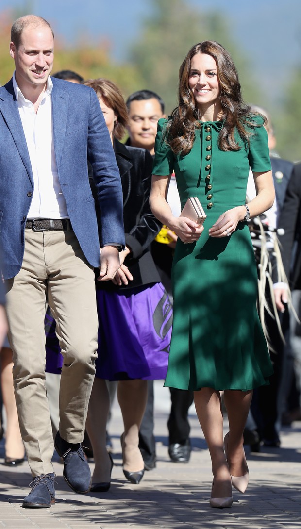 Kate Middleton usa vestido verde de R$8 mil no tour pelo Canadá ao lado do príncipe William (Foto: Getty)