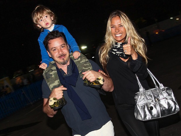 Adriane Galisteu com o filho, Vittorio, e o marido, Alexandre Iódice, em São Paulo (Foto: Manuela Scarpa/ Foto Rio News)