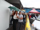 Mesmo com chuva, Ivete Sangalo dá atenção a fã ao chegar a show no Rio