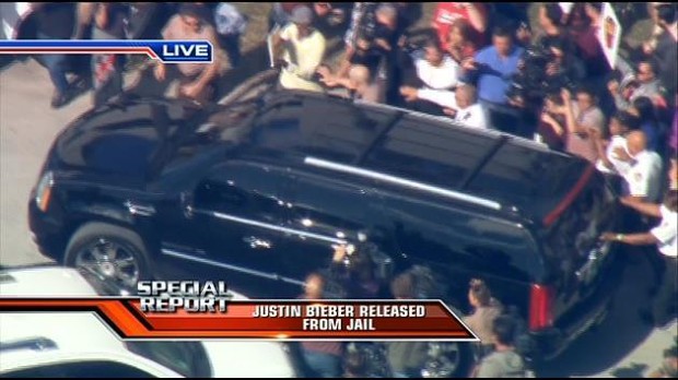 Justin Bieber deixa prisão com carro cercado de jornalistas (Foto: Reprodução/WSVN)