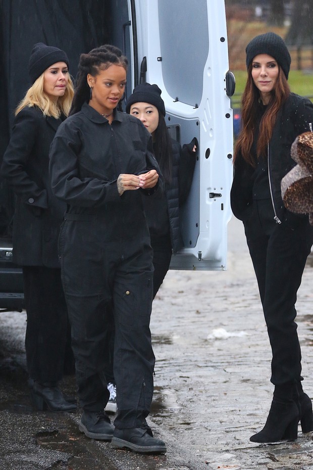 Rihanna e Sandra Bullock rodam cena de filme em Nova York, nos Estados Unidos (Foto: AKM-GSI/ Agência)
