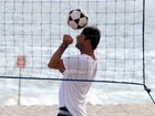 Marcelo Serrado joga futevôlei na praia de Ipanema