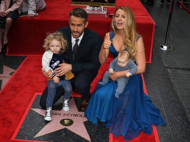 Ryan Reynolds e Blake Lively com as filhas em Los Angeles, nos Estados Unidos (Foto: Mark Ralston/ AFP)