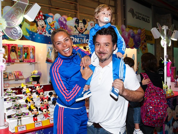 Adriane Galisteu com o filho, Vittorio, e o marido, Alexandre Iódice em São Paulo (Foto: Manuela Scarpa/ Foto Rio News)
