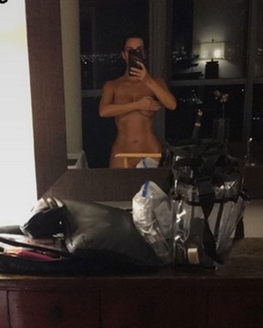 Kim Kardashian posa nua em quarto de hotel em Miami, nos Estados Unidos (Foto: Snapchat/ Reprodução)