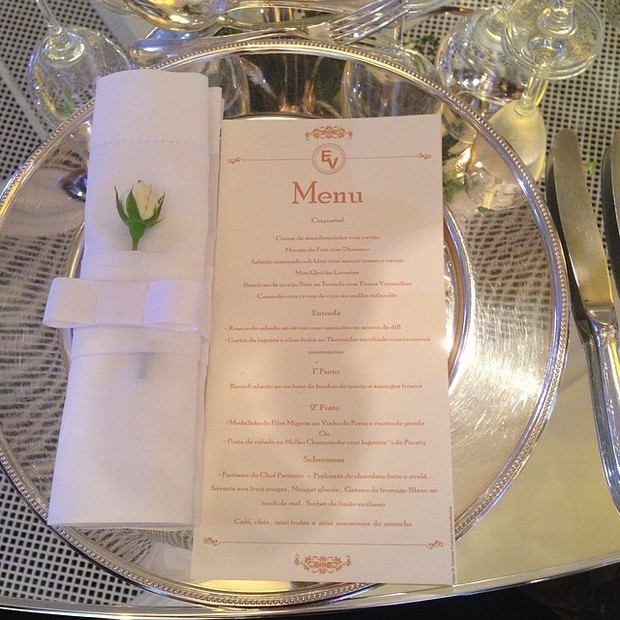 O menu distribuído para os convidados no casamento de Val Marchiori (Foto: Instagram)