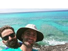 Paulo Gustavo posta foto romântica com o marido em praia do Caribe