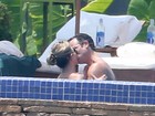 Jennifer Aniston curte dia de sol à beira da piscina em clima de romance
