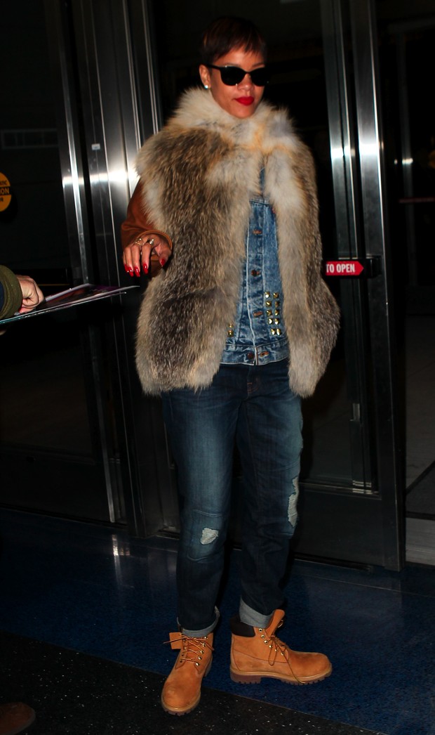 Rihanna usa look esquisito para embarcar em Nova York (Foto: X17/Agência)