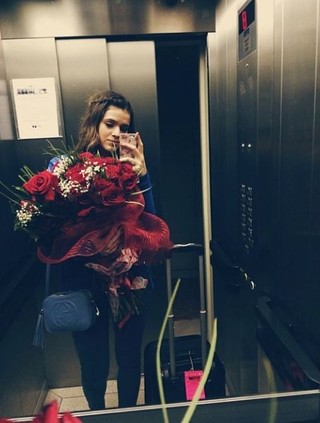 Bruna Marquezine recebe buquet de flores (Foto: Instagram / Reprodução)