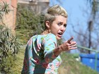 Miley Cyrus escolhe short curtinho e acaba mostrando demais