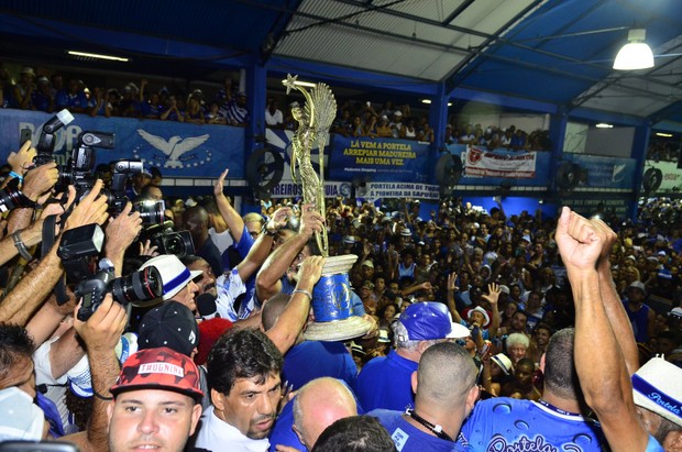 Taça chega na quadra da Portela (Foto: Roberto Teixeira / Ego)