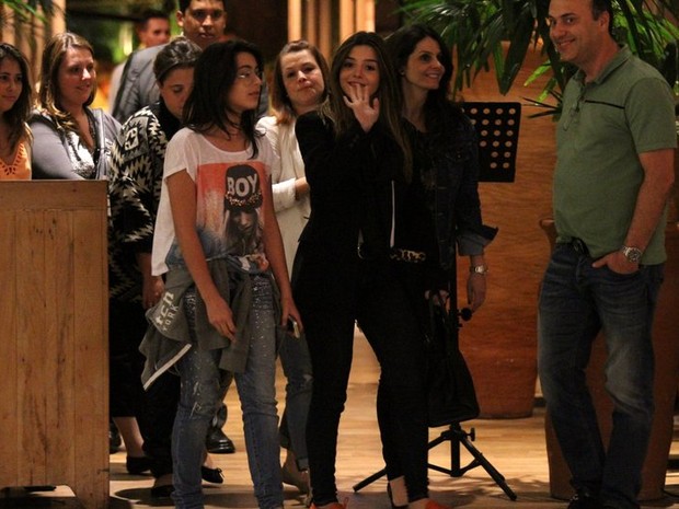Giovanna Lancellotti com a família em shopping na Zona Oeste do Rio (Foto: Johnson Parraguez/ Foto Rio News)