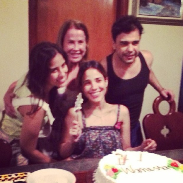 Wanessa comemora aniversário com a irmã Camilla Camargo e com os pais, Zilu e Zezé Di Camargo (Foto: Instagram/ Reprodução)