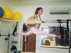 De top, Izabel Goulart faz abertura em aula de pilates