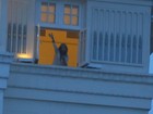 Steven Tyler aparece na janela de hotel e acena para fãs