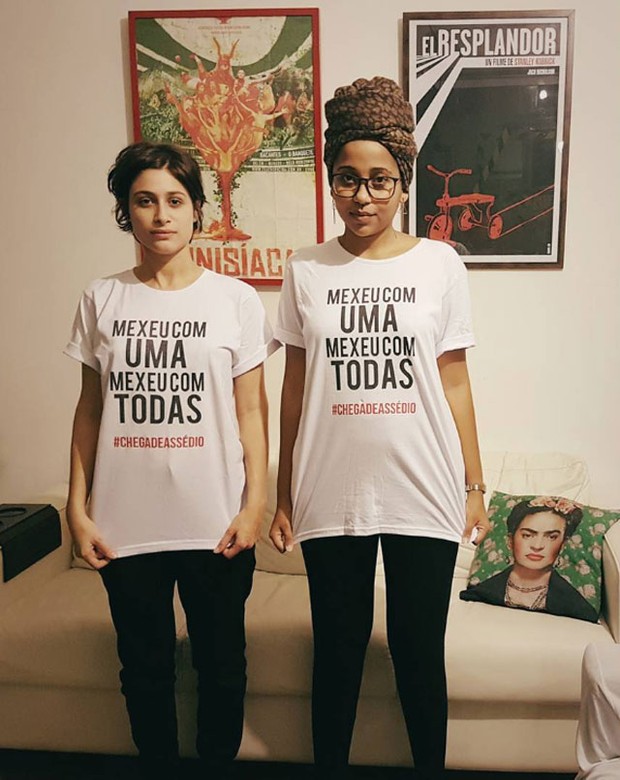 Luisa Arraes e amiga vestem a camisa com hashtag Chega de assédio (Foto: Reprodução/Instagram)