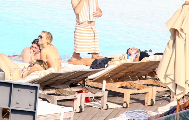 Integrantes do One Direction na piscina do hotel (Foto: Gabriel Reis / AgNews)
