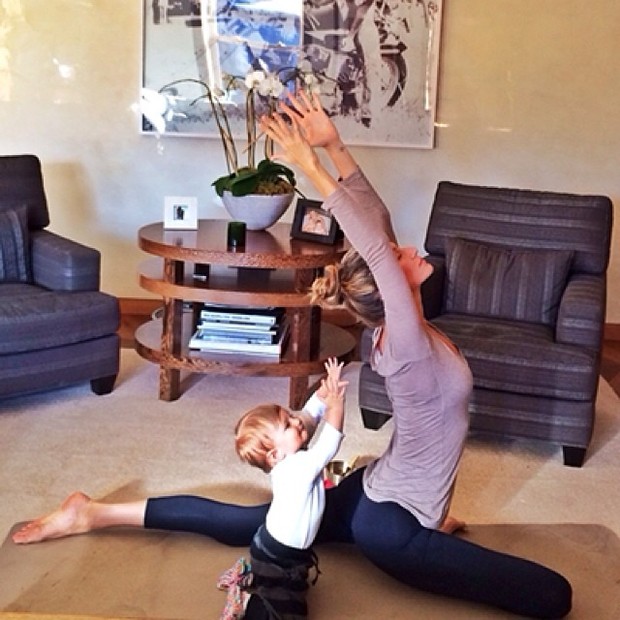 Gisele Bundchen e filha fazendo alongamento (Foto: Instagram / Reprodução)