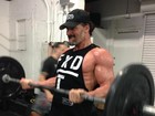 Joe Manganiello, namorado de Sofia Vergara, mostra músculos em treino