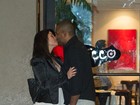Ex-BBB Maria Melilo troca beijos com o namorado durante jantar romântico